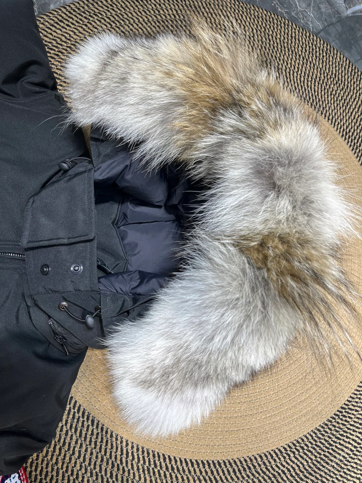 P860 Canada Goose Canada # Expedition04 Parker, a treasure of Canadian origin! Limited supply worldwide! Canada Goose Model 04 is a top-notch couple model, polar cold-proof outdoor series fur collar detachable hooded parka down jacket, the first Goose in 2024. I hope my partners like the top quality, and I hope everyone can evaluate it together! The most popular cool items of the Big Goose family in 2024 are online. The same popular product of Yi Yang Qianxi is said to be a joint limited edition Big Goose that cannot be bought in autumn and winter. If you dislike the sameness of the Big Goose in the past, then this model will definitely give you a different experience! This year's most powerful couple's collection for autumn and winter is online, a top-notch luxurious ready-to-wear style, paired with an outdoor warm down jacket with great style and charm! The most standard and classic items of the Daye family in the past two years are equipped with unique reflective stripes for embellishment, which further shows the high-end fashion performance effect. With the embellishment of hardware buckles, it has excellent performance effect. The upper body is clean, simple and elegant, even for urban leisure. It is suitable for various occasions. Designed with large pockets, this model has a large capacity and is equipped with reflective stripes, making it safer at night. It is suitable for various adventure activities. It is made of windproof and waterproof technical materials. The interior is filled with full white duck down, which is absolutely cold-proof and warm. It also has a stand-up collar design and fine fluff at the collar, with meticulous attention to detail! The charm of this model is also more spiritual, and the upper body has more temperament and specifications. It perfectly shows the ultra-high standard of fashionable performance of this model, integrating outdoor and life, and you can even create high-street wear! The most pinnacle limited-edition goose that we have presented so far, both in terms of design and detailed materials, it is completely outstanding. The grand and evergreen version design is matched with cool reflective elements. The overall appearance can be said to be quite high, and it has that kind of powerful outdoor performance! It combines high-end casual attributes with high-street style. It is high-grade, domineering, warm, and beautiful. The visibility of the upper body is quite strong, and the configuration of the owl element is highly brand-recognizable. It fully complements the overall brand performance and visual effects, and also has the high-end sense of fashion and fashionable performance. It is a must-buy product because it is the most awesome down brand on the planet and one of Canada's three national treasure brands. It is also a sentimental down luxury brand. In the field of polar cold-proof clothing, Goose has made an irreplaceable contribution... Size: xs s m l xl